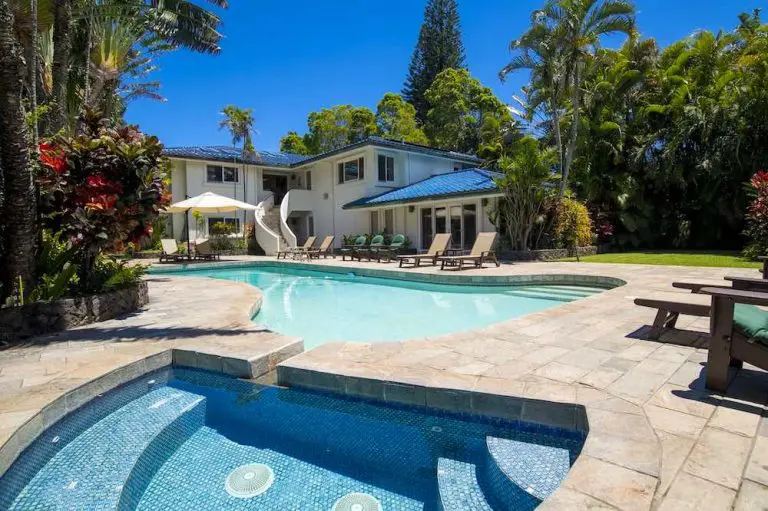 The best Maui vacation rentals for large groups and families come with a swimming pool, jacuzzi and a tropical garden